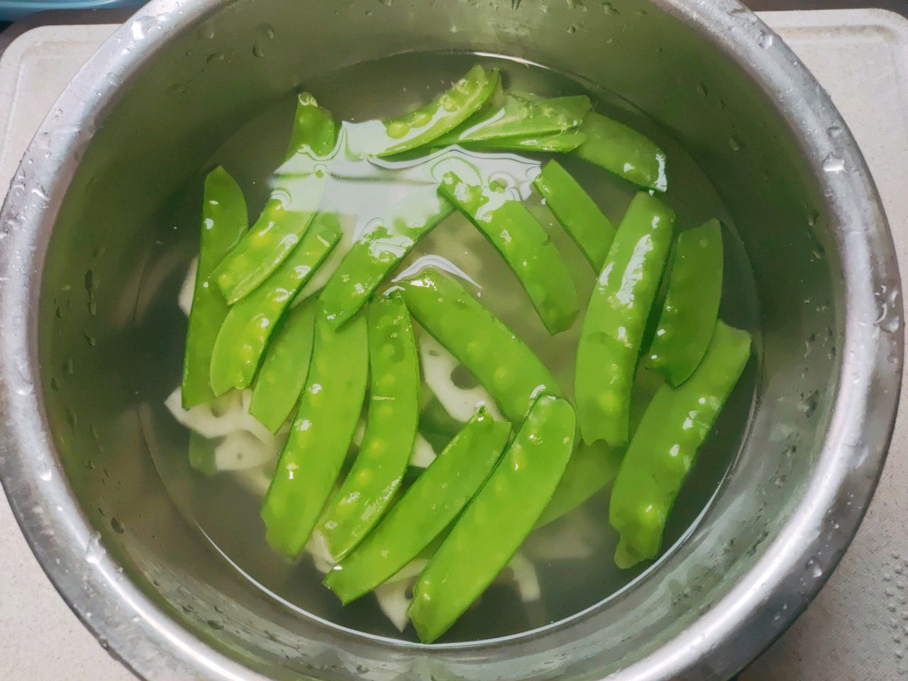 腊肠藕片荷兰豆