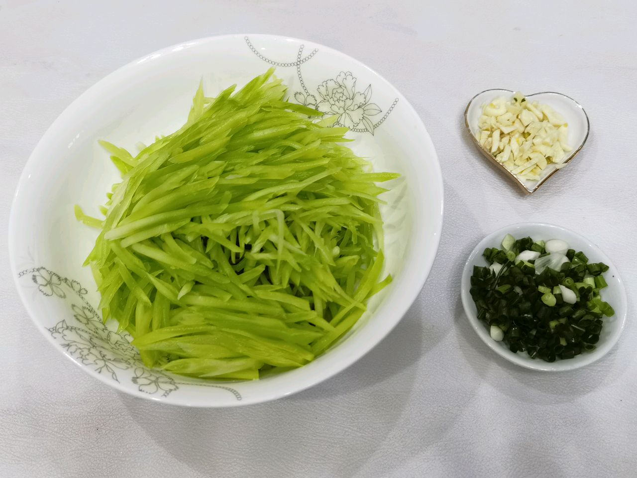 清炒莴笋