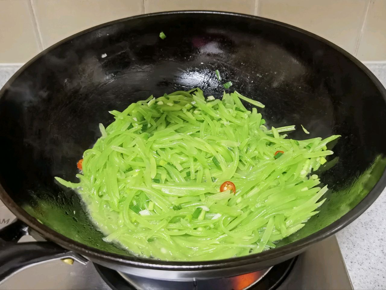 清炒莴笋