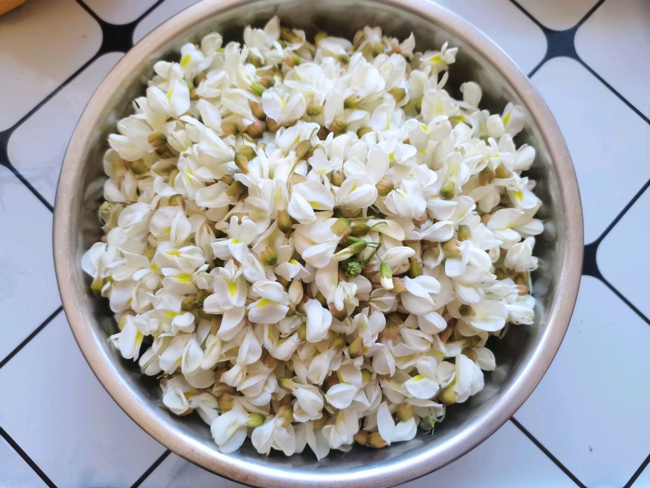 五月槐花香槐花怎么做才好吃？