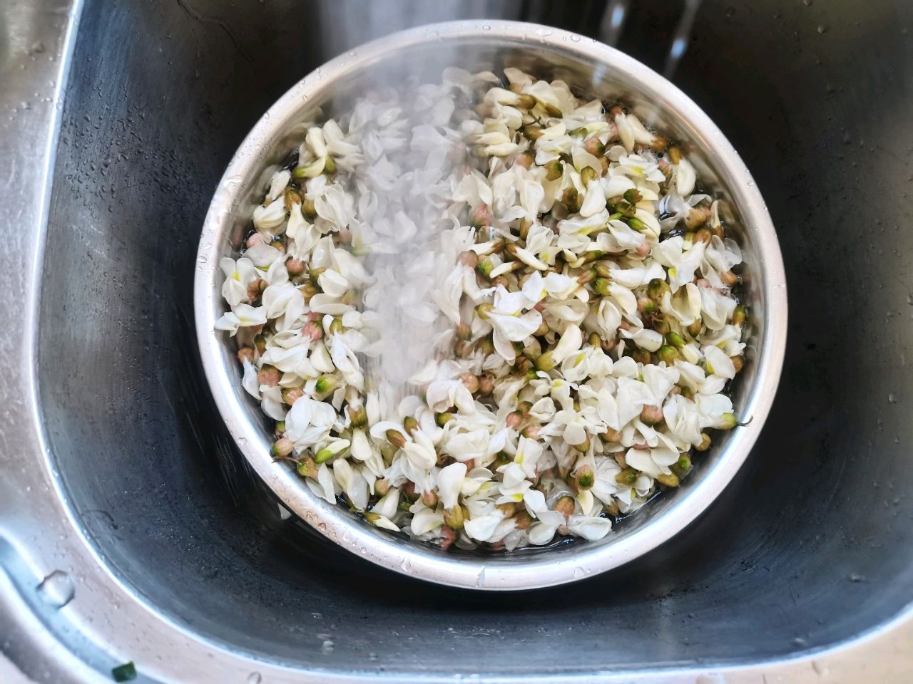 五月槐花香槐花怎么做才好吃？