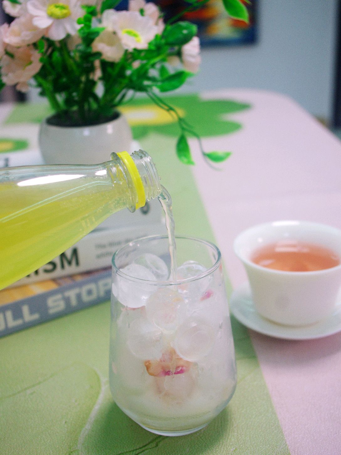 香玫瑰柠檬VC冰茶