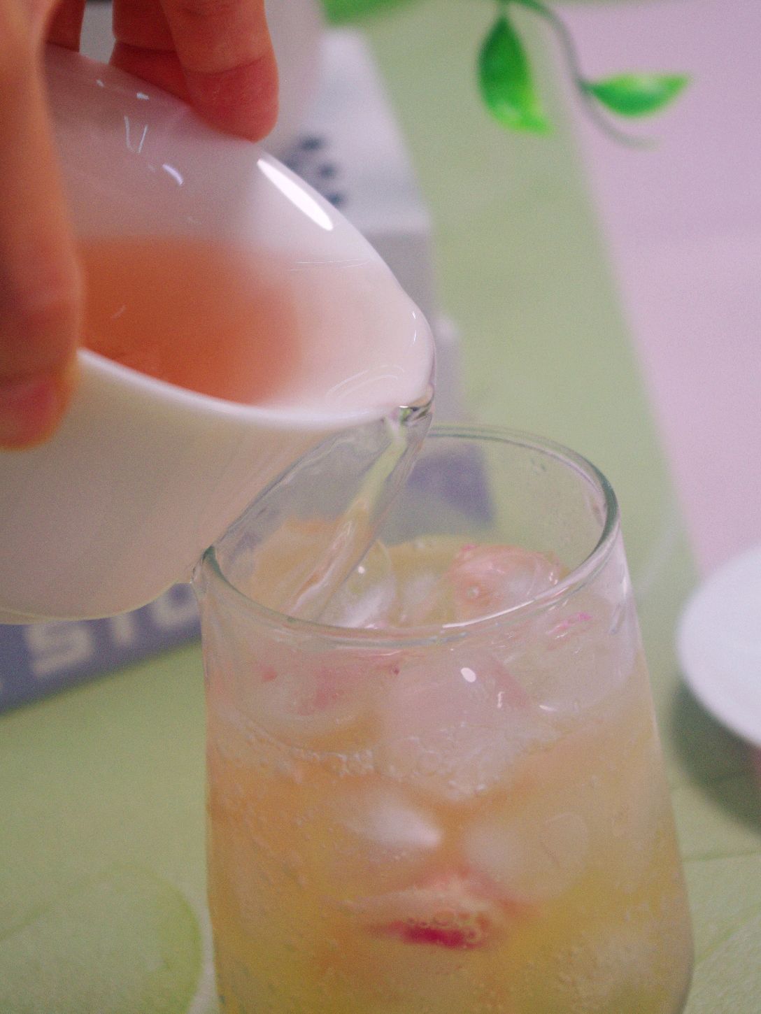 香玫瑰柠檬VC冰茶