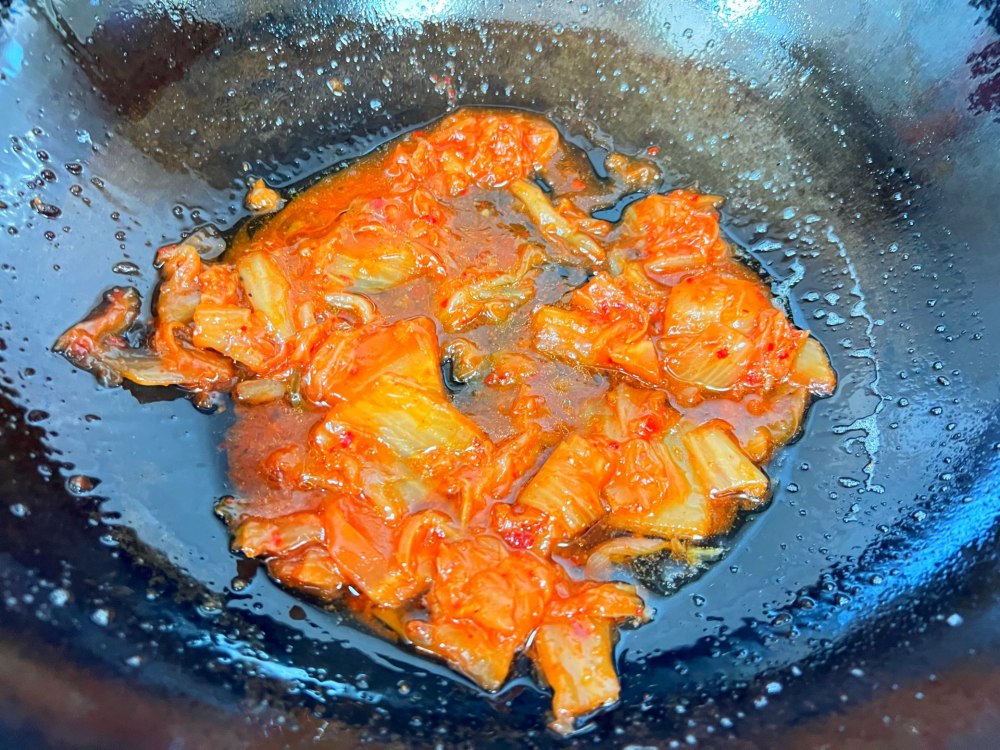 辣白菜炒蚬子