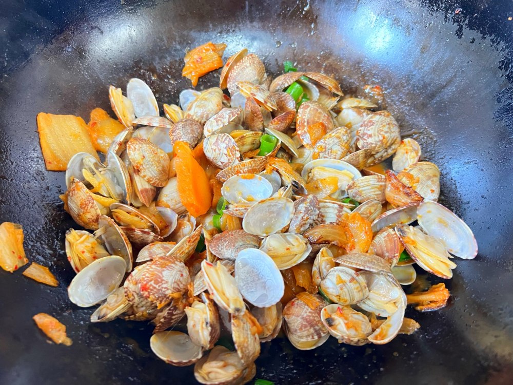 辣白菜炒蚬子