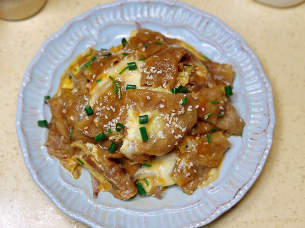 港式茶餐厅的肥牛抱蛋饭
