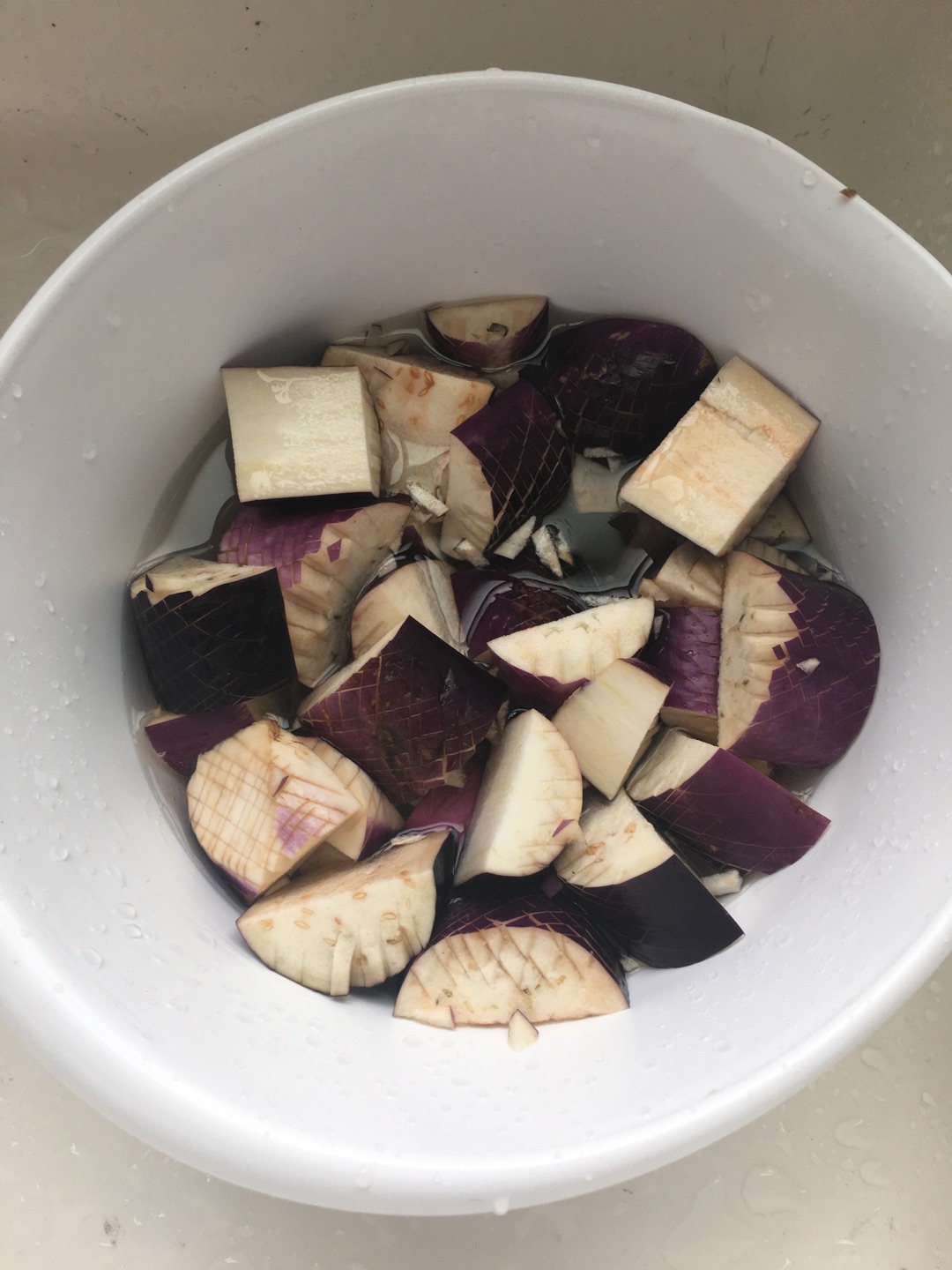 咸鱼茄子煲（附茄子不油腻的小窍门）