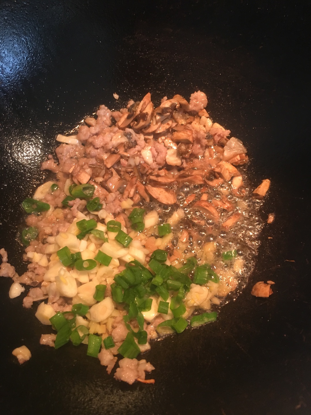 咸鱼茄子煲（附茄子不油腻的小窍门）