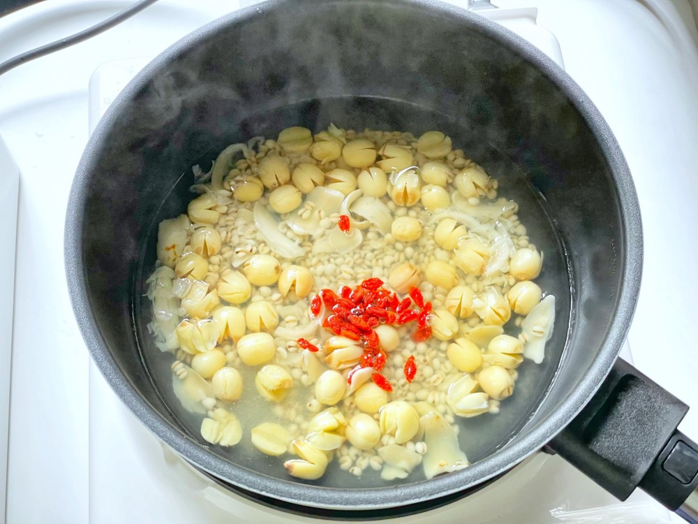 莲子薏米糖水