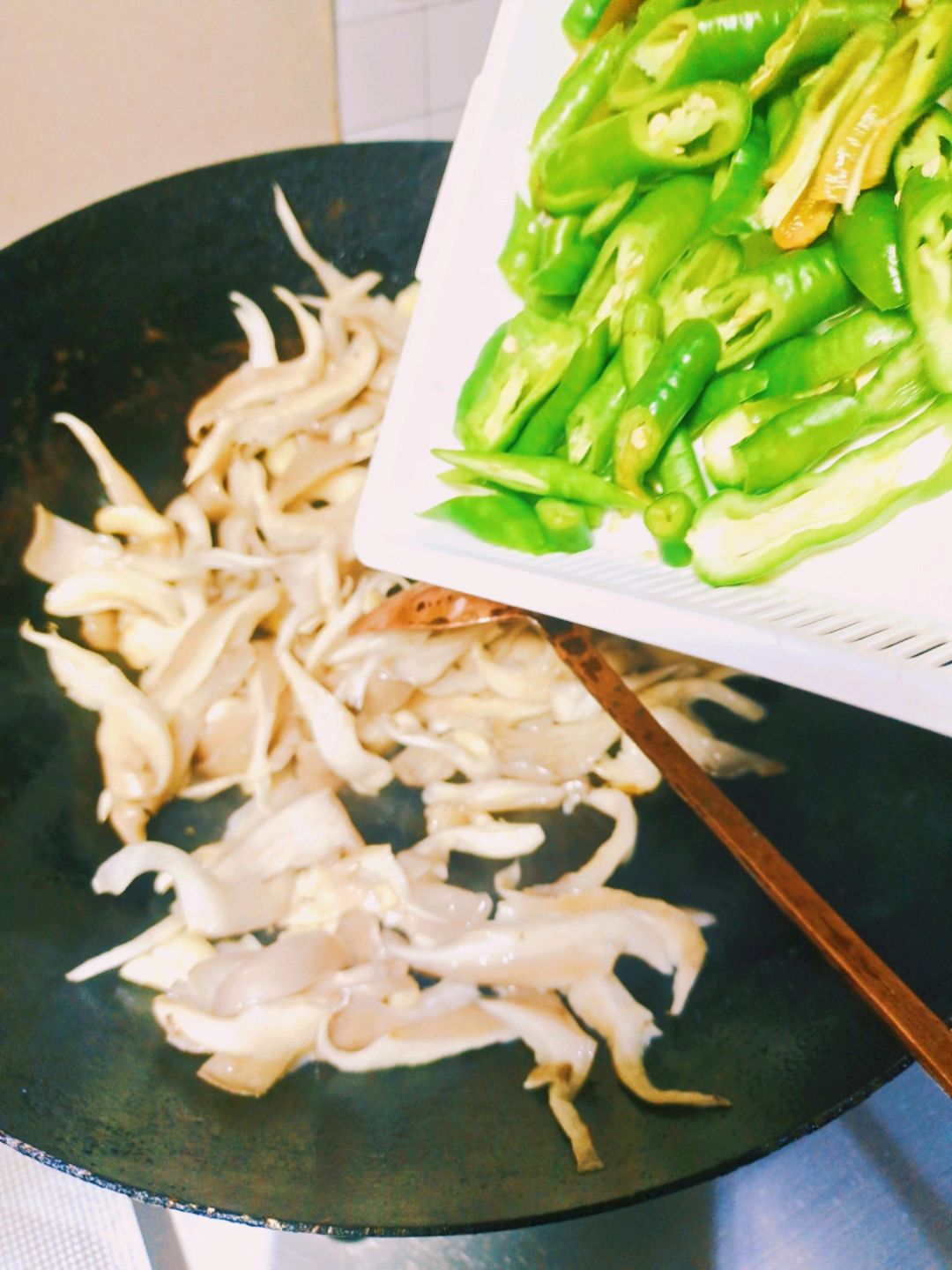 青椒炒平菇 青椒炒平菇