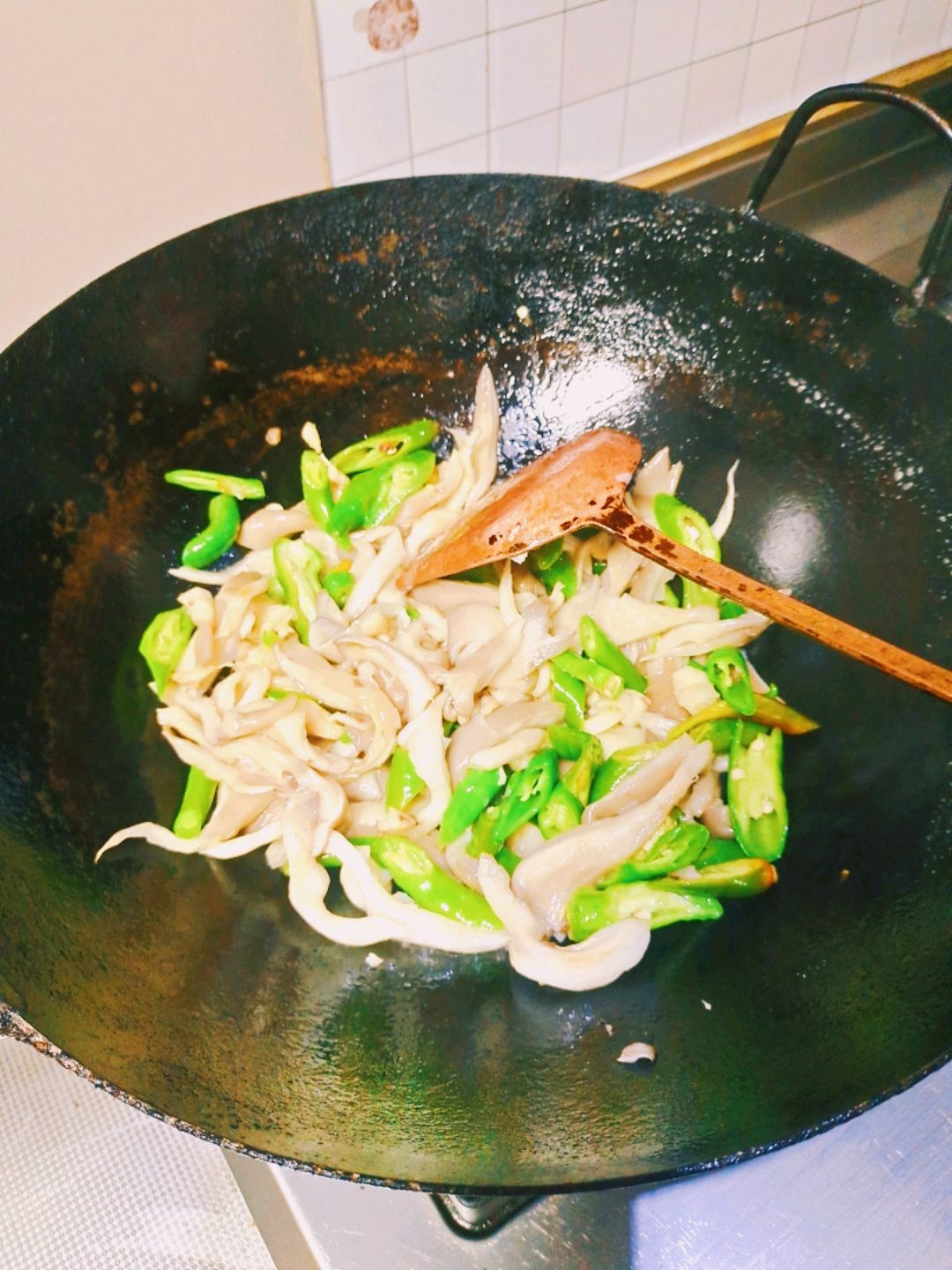青椒炒平菇 青椒炒平菇
