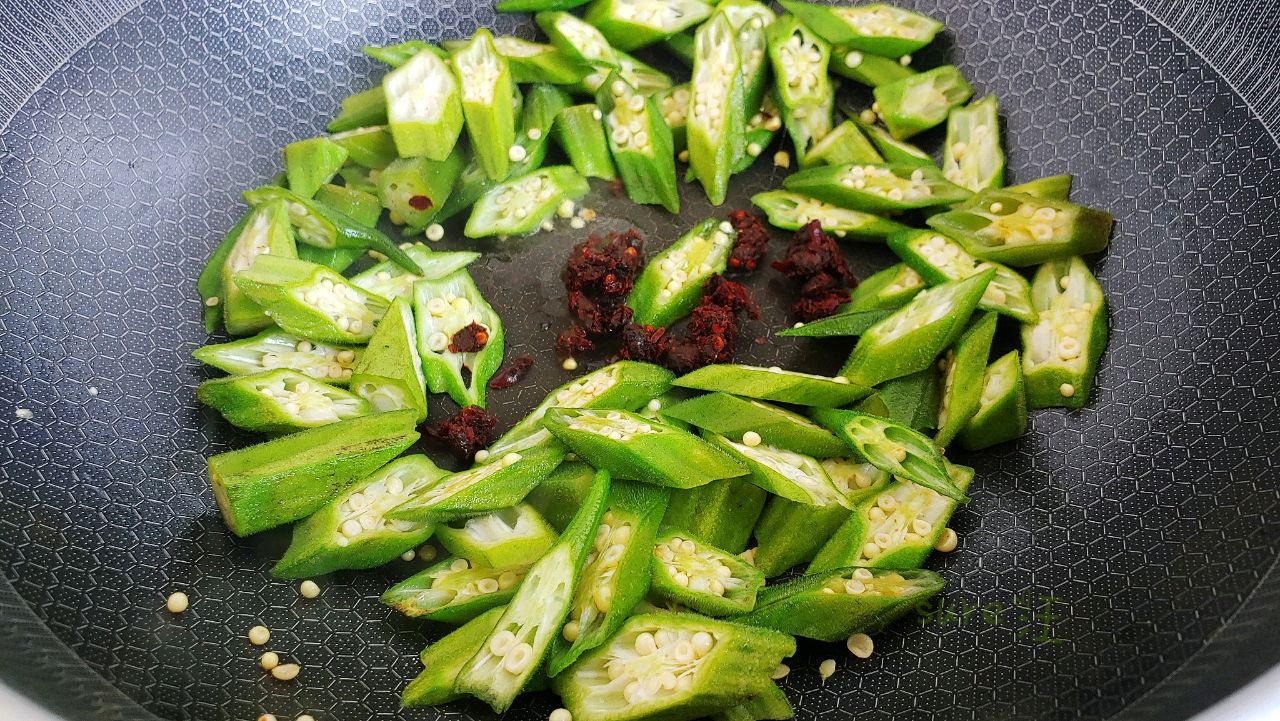 豆豉辣肉煸秋葵