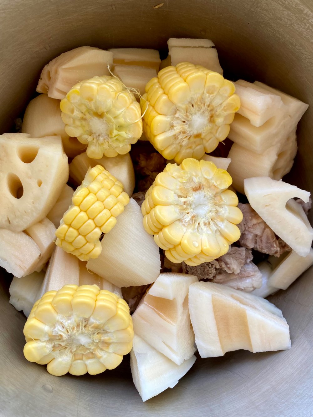 山药莲藕玉米排骨汤