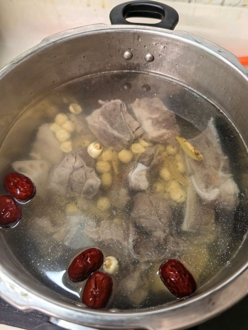 莲藕山药莲子扇骨滋润汤