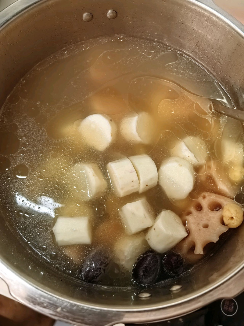 莲藕山药莲子扇骨滋润汤
