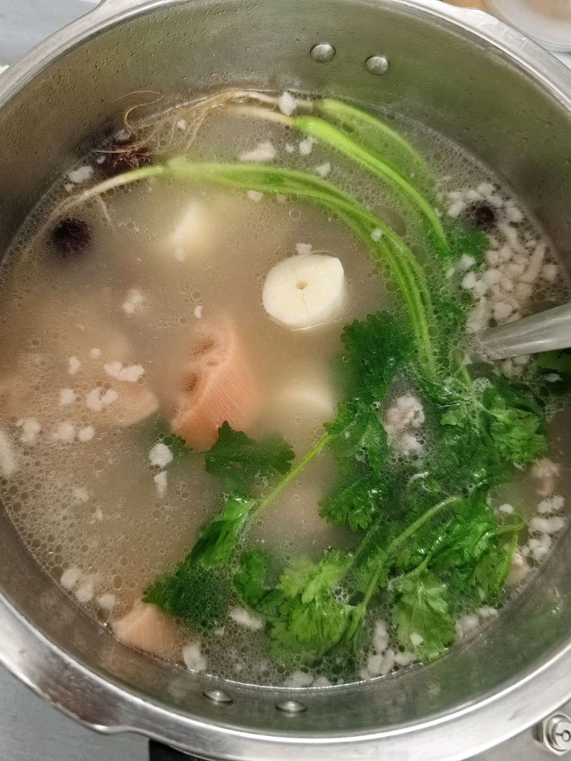 莲藕山药莲子扇骨滋润汤