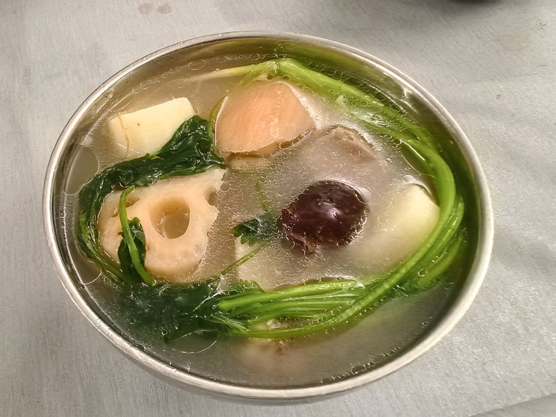 莲藕山药莲子扇骨滋润汤