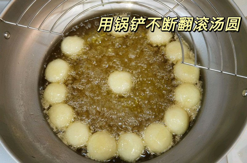 街头金黄炸汤圆
