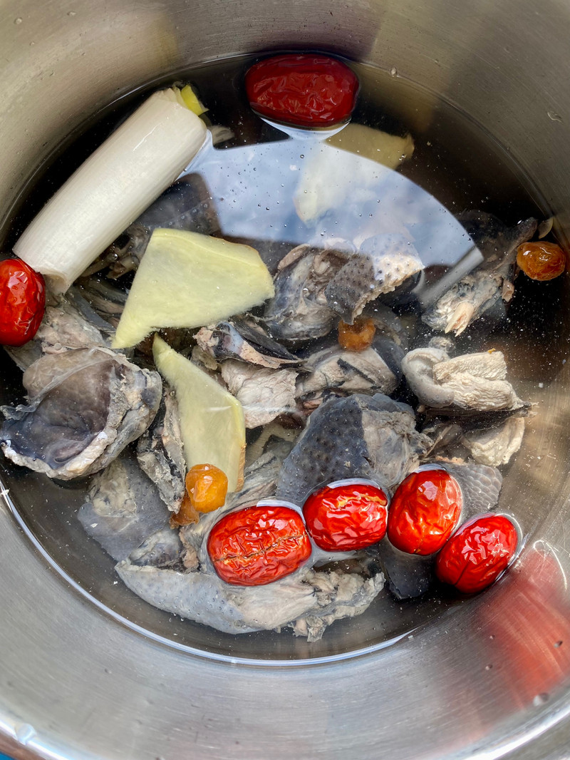 桂圆红枣乌鸡汤