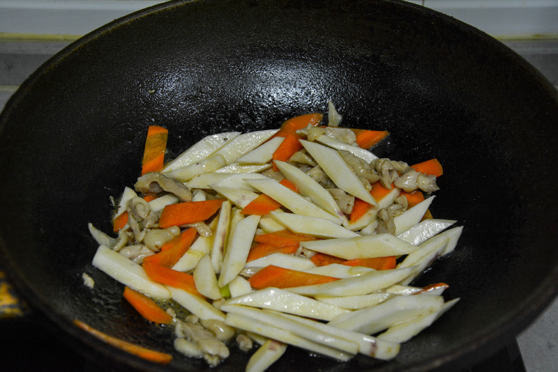 鸡腿肉炒山药