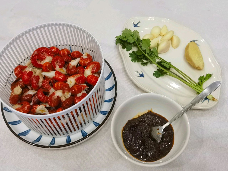 爆炒麻辣小龙虾尾，好吃到嗦手指