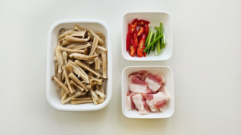 鹿茸菇炒五花肉