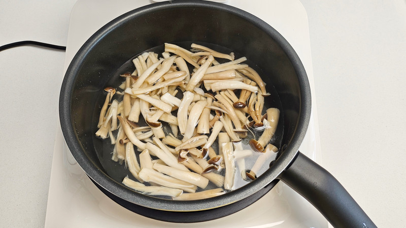 鹿茸菇炒五花肉