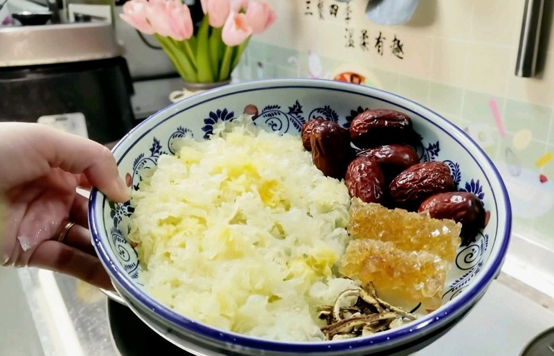 银耳炖雪梨
