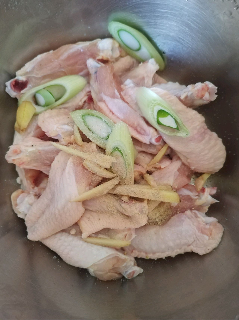 简单几步做出好吃的港式避风塘鸡翅