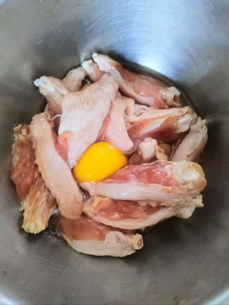 简单几步做出好吃的港式避风塘鸡翅