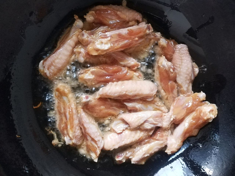 简单几步做出好吃的港式避风塘鸡翅