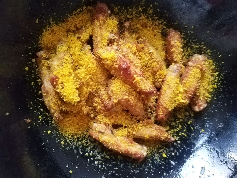 简单几步做出好吃的港式避风塘鸡翅