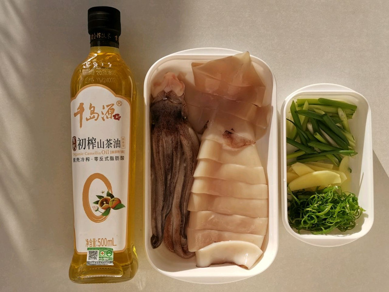 葱香白灼鱿鱼