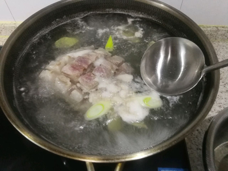 酸菜汆白肉