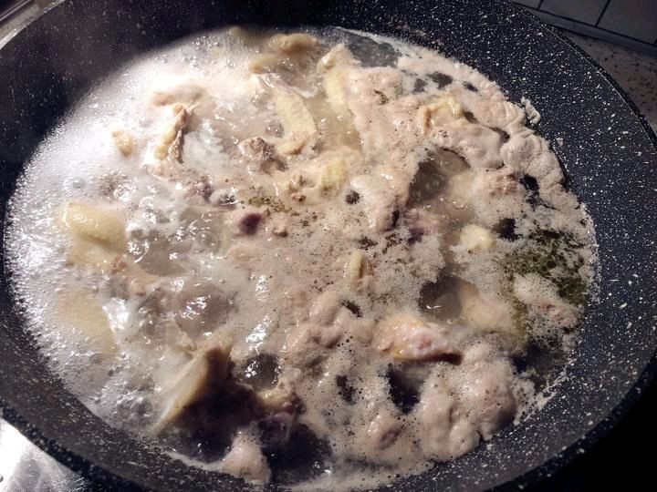 冬日墨鱼干鸡汤