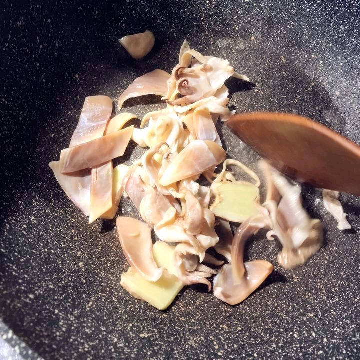 冬日墨鱼干鸡汤