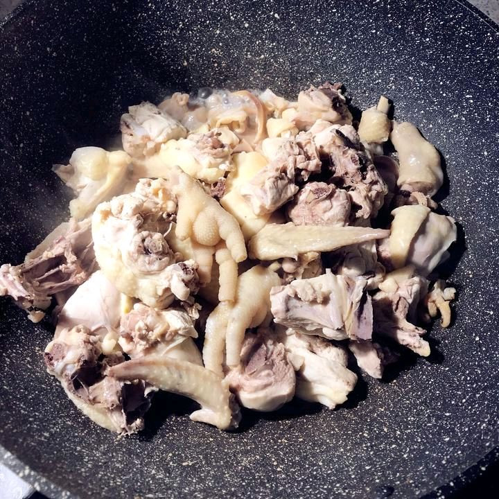 冬日墨鱼干鸡汤