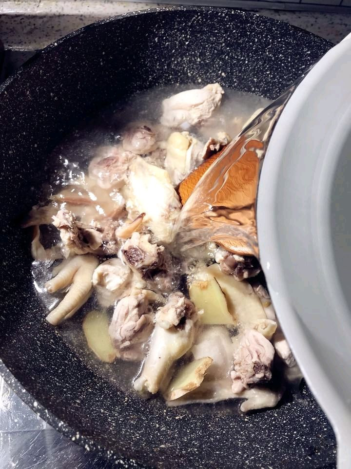 冬日墨鱼干鸡汤
