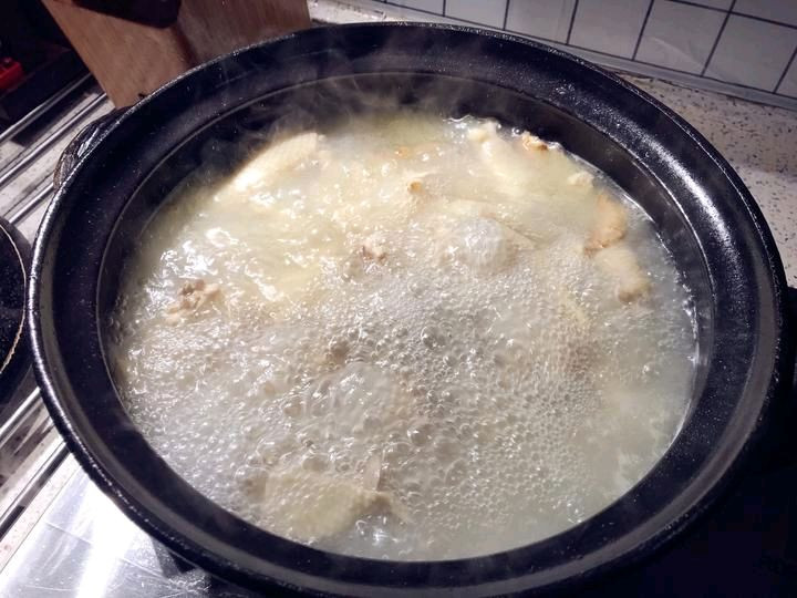 冬日墨鱼干鸡汤
