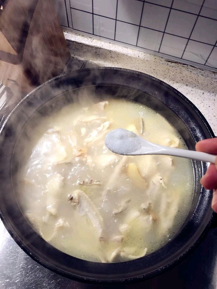 冬日墨鱼干鸡汤