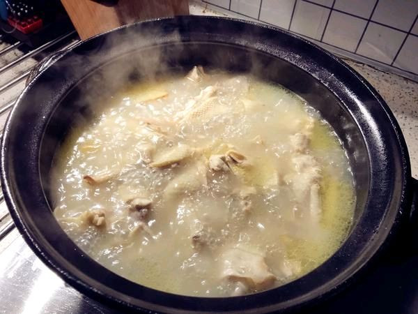 冬日墨鱼干鸡汤
