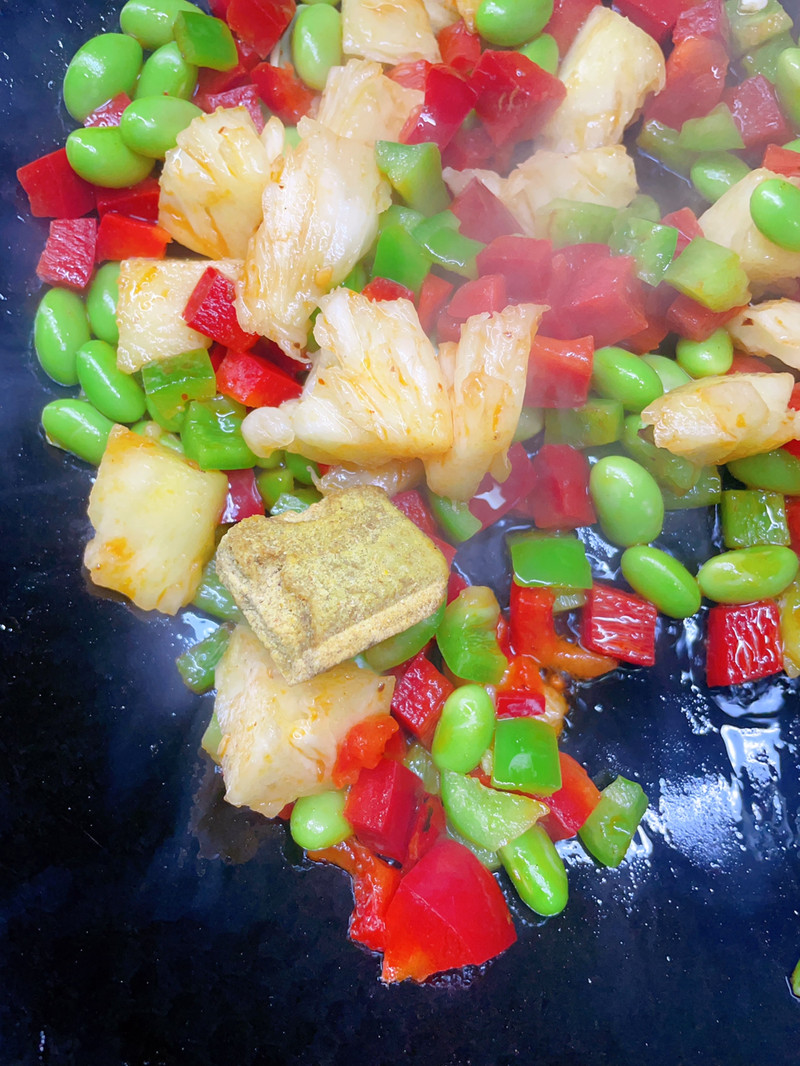 菠萝海鲜炒饭