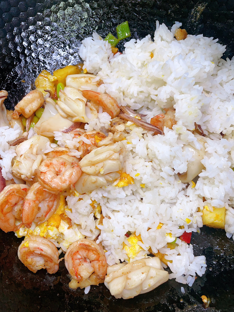 菠萝海鲜炒饭