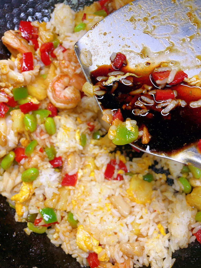 菠萝海鲜炒饭