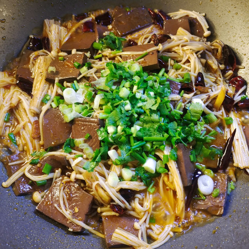 麻辣鸭血金针菇