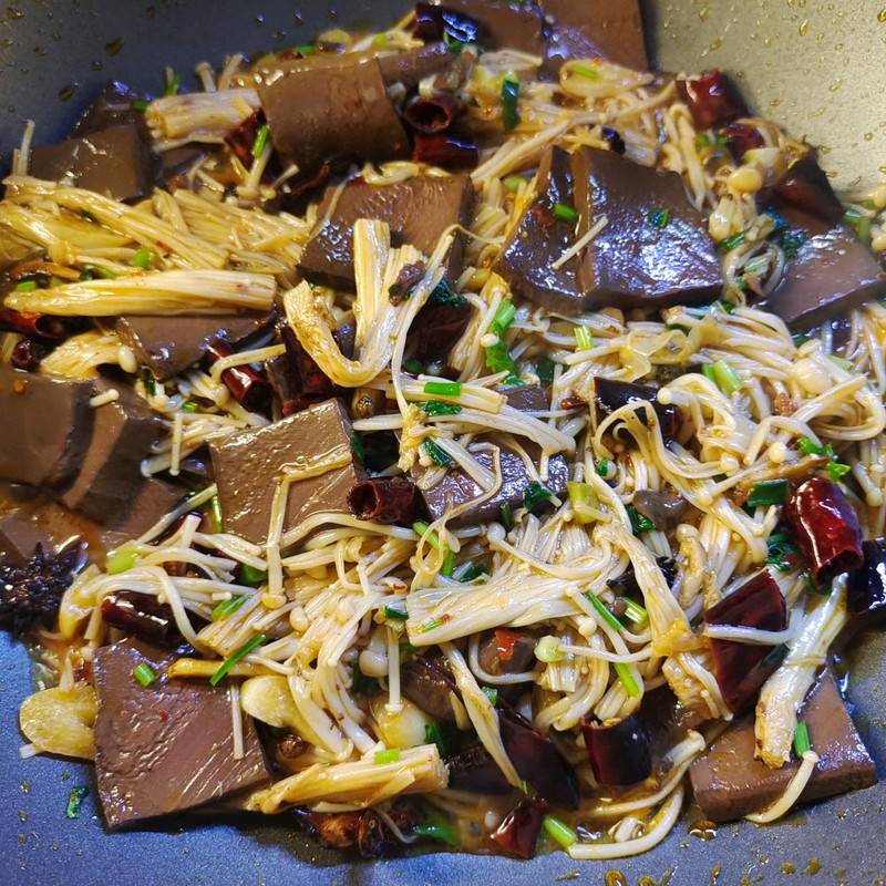 麻辣鸭血金针菇