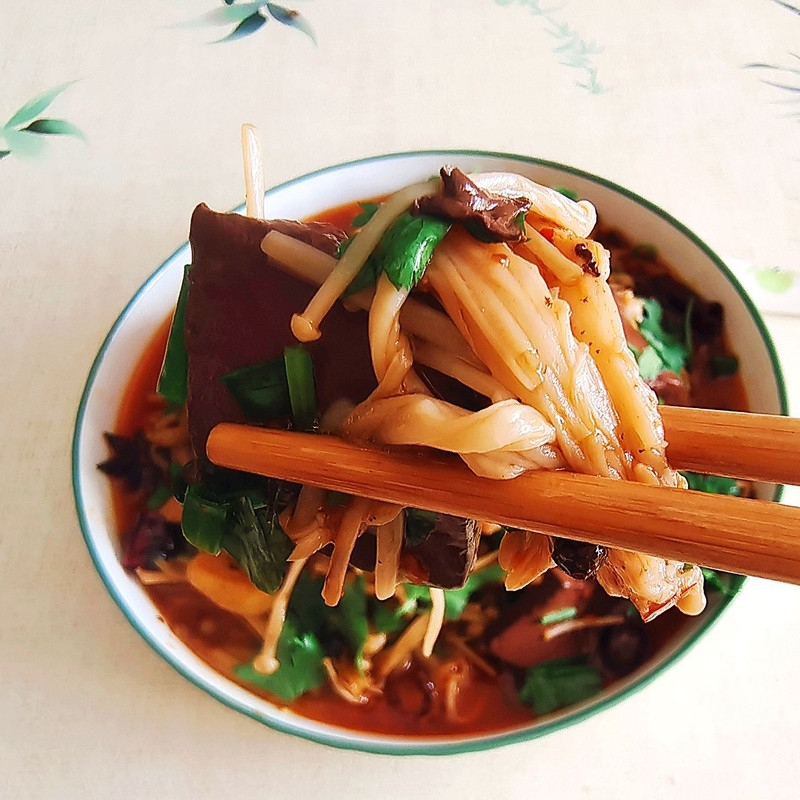 麻辣鸭血金针菇