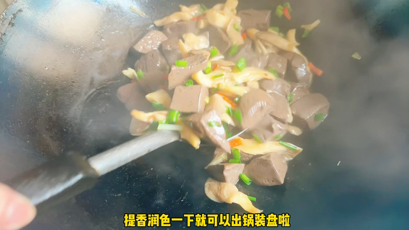 鸭血焖凤尾菇