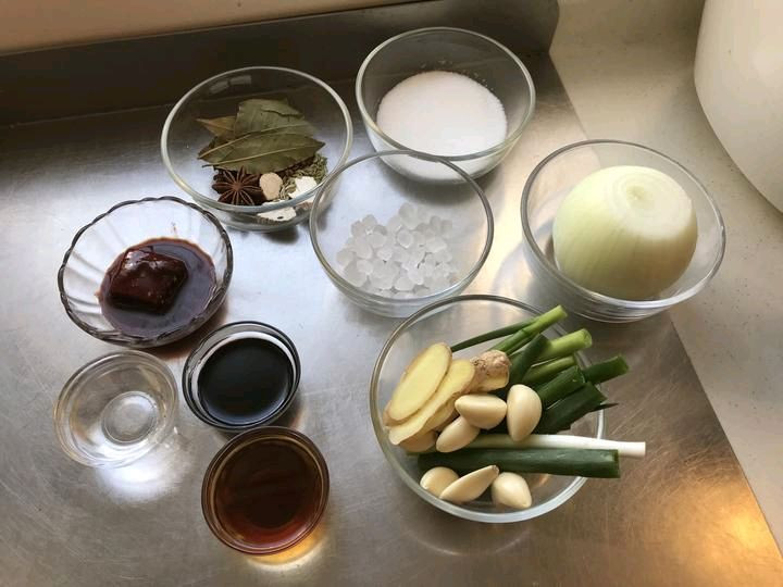 浓香红焖肘子