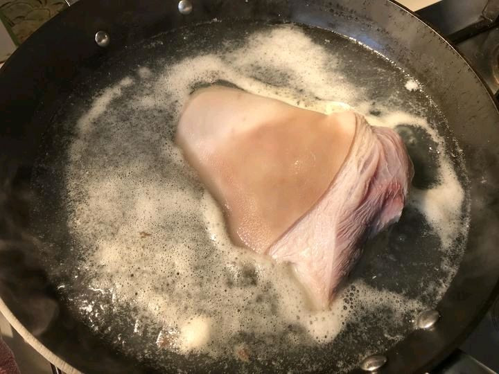 浓香红焖肘子